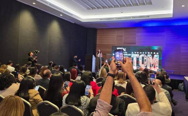 <i>El momento esperado llegó y todos tomaron sus celulares para captarlo. Develamos las marcas TOM para El Salvador. FOTO E&amp;N</i>