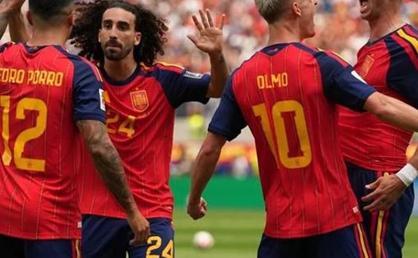 Fabian Ruiz, de España (d), celebra con sus compañeros tras marcar el gol de apertura 1-0 durante el partido de cuartos de final del Mundial de la FIFA 2026. EFE/EPA/SCOTT STRAZZANTE