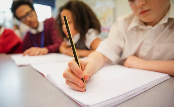 <i>Honduras y El Salvador presentan rezagos persistentes en aprendizajes básicos, con profundas brechas territoriales, socioeconómicas y étnicas. Foto de iStock</i>