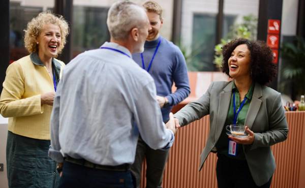 <i>Cada vez son más las compañías que promueven la participación de sus equipos en cámaras empresariales, congresos y otros espacios de interacción. Foto de iStock</i>
