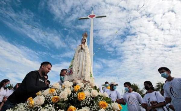 People take part in a procession of the Virgin of Fatima within the grounds of the Metropolitan Cathedral in Managua on August 13, 2022. - Police in Nicaragua have banned a planned procession by the Catholic Church in the capital “for reasons of internal security,” the Managua archdiocese said on Friday. The move comes as a prominent Catholic bishop remains blockaded inside his residence by police. Despite the ban on Saturday’s procession, the archdiocese called on worshippers to head to the capital’s cathedral to “pray for the Nicaraguan church” instead. (Photo by Oswaldo RIVAS / AFP)