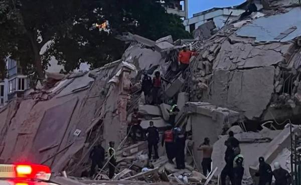 Varios edificios cedieron tras el fuerte estremecimiento que duró varios minutos. (Foto: DW/AFP)