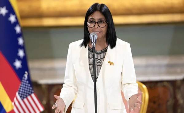 <i>La comunidad internacional (con EE.UU y la OEA a la cabeza) respaldan el regreso de María Corina Machado, por lo que a Delcy Rodríguez comienza a correr el reloj para que llame a elecciones en Venezuela. (Foto: EFE)</i>