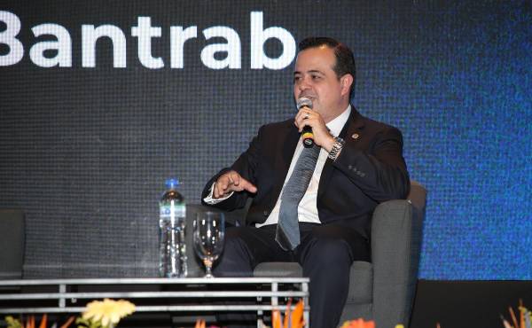 José Antonio Roca, gerente general de Bantrab, durante una entrevista exclusiva con E&amp;N, en la Cumbre Regional Confianza.