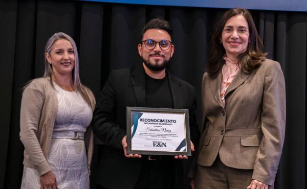 Sebastián Núñez Navarro, Gerente de Mercadeo Tiendas Ekono, recibe reconocimiento TOM, como Protagonista de Mercadeo.