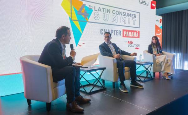 <i>Antonio Monckeberg, CEO de Grupo Ohla; Alfredo Argueta, CEO de Dicarina y Loriela Gómez, CEO de Saint. Foto: Cortesía Grupo Ohla. </i>