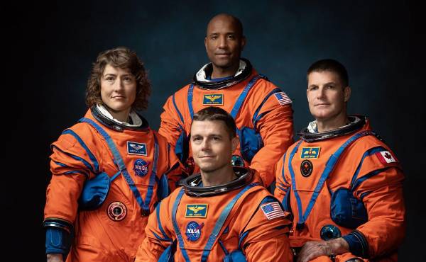 <i>Fotografía del 29 de marzo de 2023 cedida por la NASA de los miembros de la misión Artemis II, de izquierda a derecha, de los astronautas de la NASA Reid Wiseman, Victor Glover y Christina Hammock Koch, junto con el astronauta de la Agencia Espacial Canadiense, Jeremy Hansen. Los cuatro astronautas que integran la misión Artemis II, que supone el regreso de seres humanos a la Luna, llegaron este viernes al Centro Espacial Kennedy en Cabo Cañaveral (Florida), y se declararon entusiasmados ante el lanzamiento previsto para el próximo miércoles. EFE/Josh Valcarcel/NASA</i>