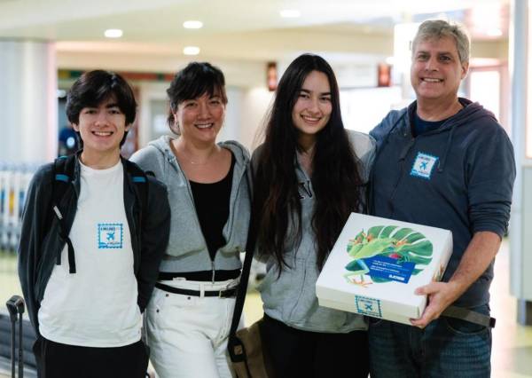 <i>AERIS entregó al pasajero y su familia, un kit de bienvenida con artículos representativos de Costa Rica, así como un sticker conmemorativo, reforzando la experiencia Pura Vida. FOTO CORTESÍA</i>