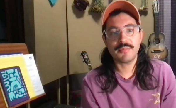 <i>El músico Atilio Montalvo dejó El Salvador y se refugió en México cuando su situación fue insostenible por las amenazas y el acoso al que lo sometieron, según denuncia, tras la detención de su padre -un reconocido exguerrillero y negociador del fin de la guerra civil-, y en respuesta al dolor, compuso 'Tránsito', un disco para bailar los cambios y luchar por no perder la alegría. IMÁGENES: VLADIMIR CHICAS, HUGO SÁNCHEZ.</i>