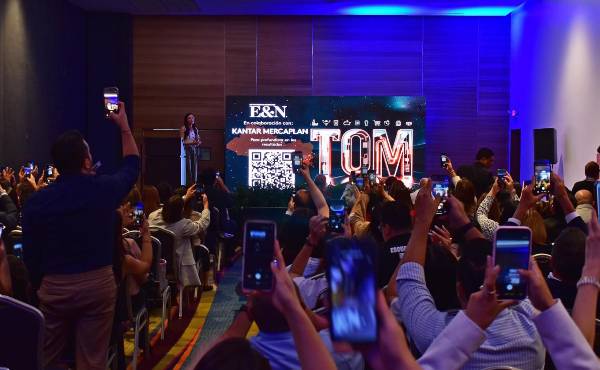 <i>El momento esperado llegó y todos tomaron sus celulares para captarlo. Develamos las marcas TOM para El Salvador. FOTO ÓSCAR MACHÓN / E&amp;N</i>