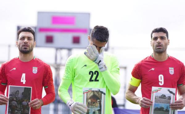 <i>La selección de fútbol de Irán exhibió imágenes de las víctimas de los bomberos durante la agresión de Estados Unidos e Israel, antes del partido contra Costa Rica. Foto de cortesía</i>