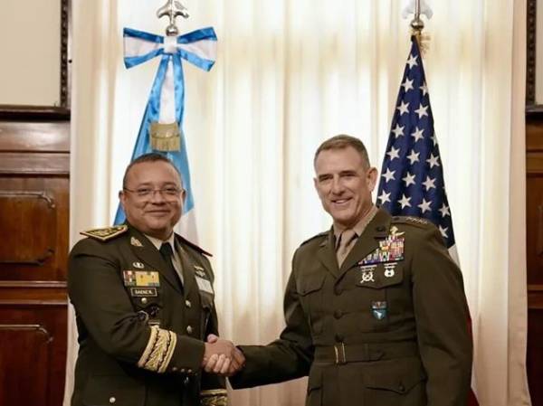 El jefe del Comando Sur de Estados Unidos, Francis L. Donovan (d), junto al ministro guatemalteco de Defensa, el general Henry Sáenz, este jueves, en Ciudad de Guatemala (Guatemala). EFE/ @Southcom