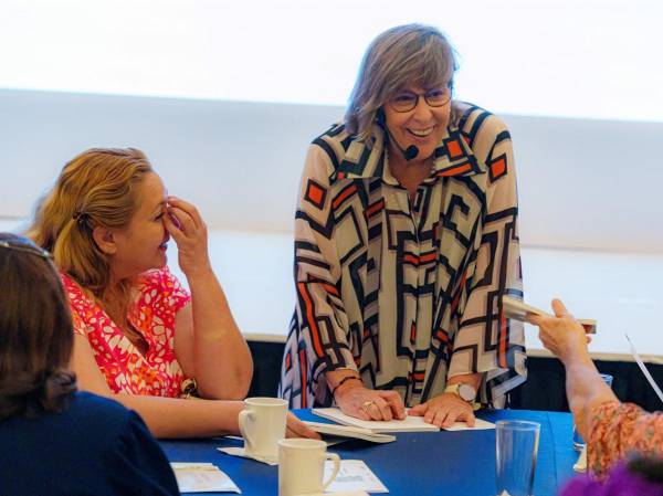 <i>Carmen Álvarez, Gerontóloga Social y experta en temas de longevidad, transiciones y transformaciones vitales, durante el encuentro con salvadoreños mayores de 50 años. FOTO E&amp;N</i>