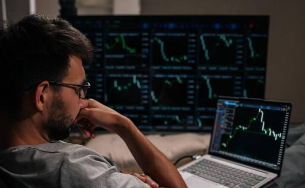 <i>La democratización del acceso a Wall Street eliminó muchas barreras de entrada, pero no modificó la relación entre riesgo y retorno ni convirtió la popularidad de una acción en garantía de rentabilidad. (Foto: Shutterstock)</i>