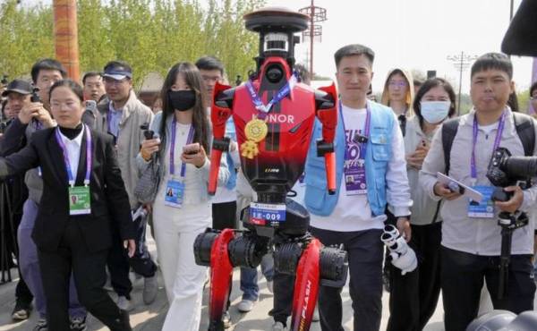 El robot vencedor, con su medalla.Imagen: (Foto: Kyodo/dpa/picture allianc)