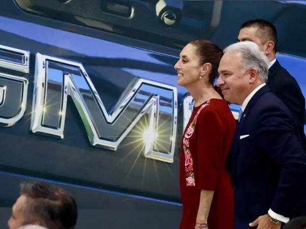 <i>La presidenta de México, Claudia Sheinbaum (c), y el presidente y director general de GM México, Francisco Garza, asisten a un evento este martes, en la ciudad de Toluca (México). (EFE/Felipe Gutiérrez)</i>