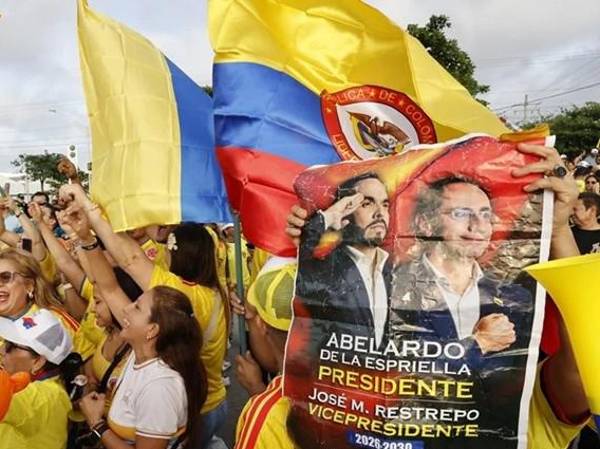 Aunque el resultado deberá quedar firme con el escrutinio oficial, el preconteo dejó una tendencia favorable para la dupla De la Espriella-Restrepo. (Foto: EFE)