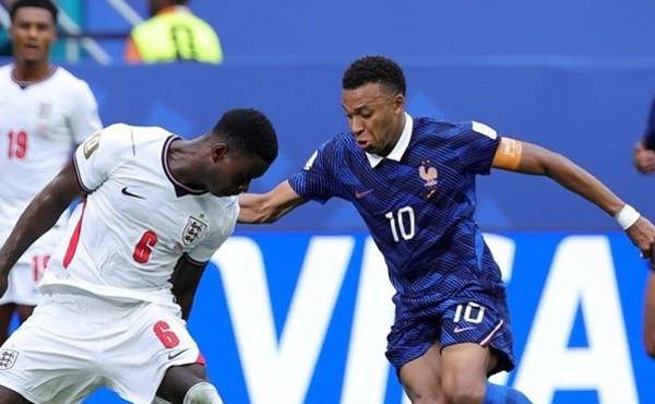Francia dejó pasar un primer tiempo sin reacción. Aunque despertó su potencia en el segundo tiempo, no logró detener a una Inglaterra certera, que no cedió espacios. (Foto: EFE)