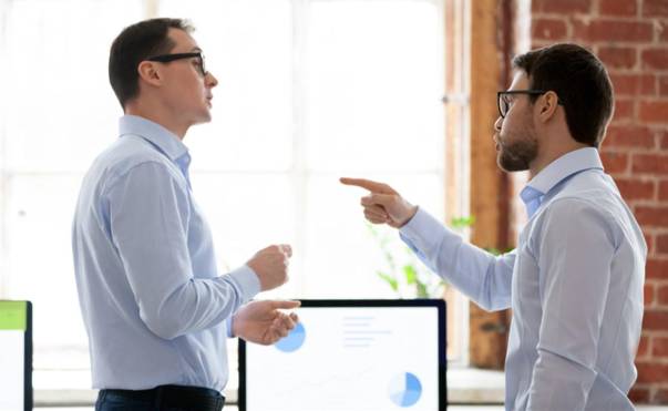 <i>Ante un conflicto, se recomienda tomar distancia, evitar asumir las acciones de otros como ataques personales y detener la confrontación antes de que escale. Foto de iStock</i>