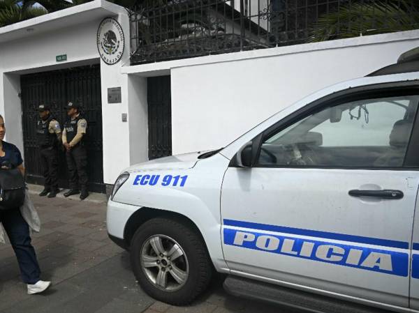 <i>(ARCHIVOS) Imagen publicada por API que muestra a fuerzas especiales de la policía ecuatoriana irrumpiendo en la embajada de México en Quito para arrestar al ex vicepresidente de Ecuador, Jorge Glas, el 5 de abril de 2024. FOTO ALBERTO SUÁREZ / AFP</i>