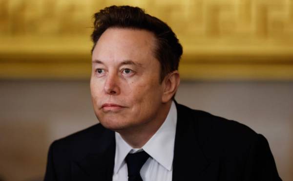 <i>El magnate Elon Musk coincidió con sus rivales, Dario Amodei de Anthropic y Sam Altman de OpenAI, en la necesidad de desacelerar el desarrollo de la inteligencia artificial (IA) por los riesgos de seguridad que representa. Foto de EFE</i>