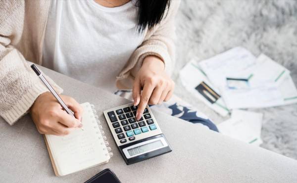 La competencia saturada, la pérdida del poder adquisitivo y los bajos márgenes de ganancia crean un ambiente en el que muchas empresas se ven forzadas a reducir personal o inventarios para sobrevivir. Foto de iStock