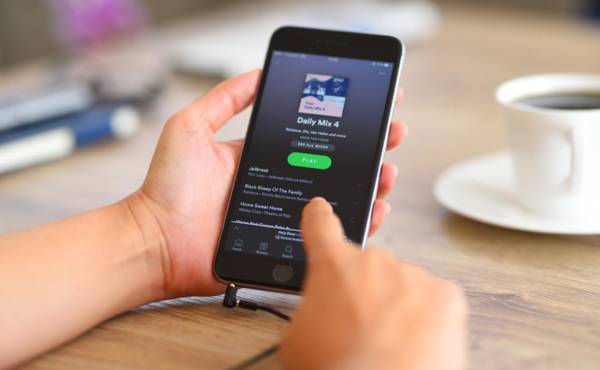 <i>Según datos de la compañía, en 2025 más de 13.800 artistas generaron al menos US$100.000 al año únicamente con Spotify, casi US$1.400 más que en 2024. Foto de iStock</i>