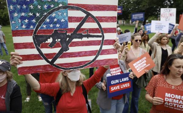 Senadores de EEUU anuncian acuerdo limitado para frenar la violencia con armas de fuego