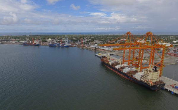 <i>El Canal de Panamá, un ente autónomo del Estado que cuenta con un capítulo constitucional, está incursionando en el sector portuario. Foto de EFE</i>