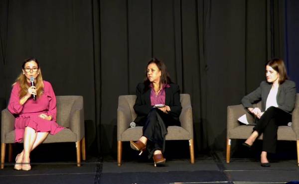 <i>Ana Karina Smith (expresidenta de la Asociación de Directoras de Panamá), Veli Jaramillo (Directora de E&amp;N) y Stephanie Melville, directora de la junta directiva de Progreso en Guatemala ​​​​. (Foto: E&amp;N)​</i>