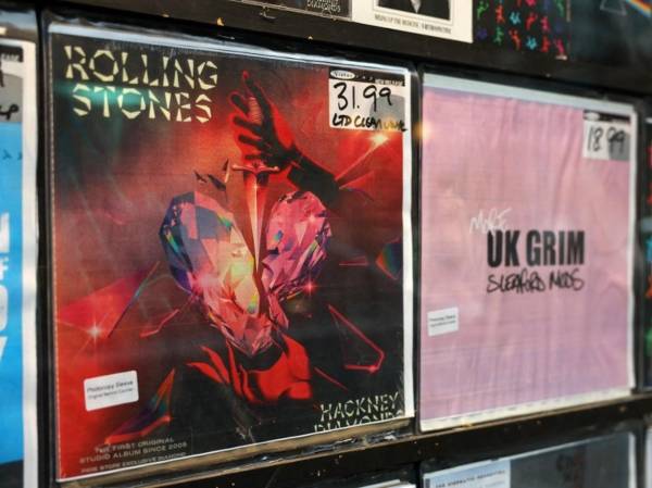 <i>Una versión en vinilo transparente de edición limitada del nuevo álbum de los Rolling Stones, Hackney Diamonds, estará a la venta en Sister Ray Records en Londres el 20 de octubre de 2023. Los Rolling Stones han lanzado su primer álbum de música nueva en 18 años. FOTO DANIEL LEAL / AFP</i>