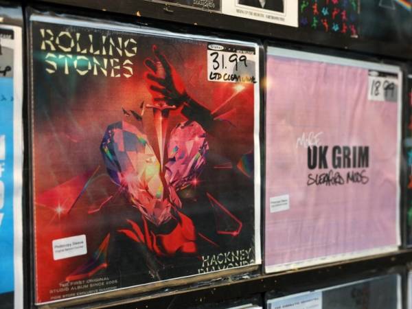 <i>Una versión en vinilo transparente de edición limitada del nuevo álbum de los Rolling Stones, Hackney Diamonds, estará a la venta en Sister Ray Records en Londres el 20 de octubre de 2023. Los Rolling Stones han lanzado su primer álbum de música nueva en 18 años. FOTO DANIEL LEAL / AFP</i>