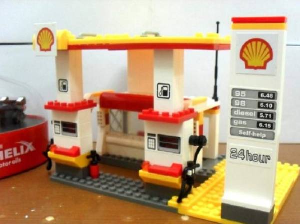 LEGO y Shell tienen un acuerdo para que la imagen que representa a su marca estuviera en muchas sets de juguetes de gasolineras y automóviles de Ferrari, a manera de regalo promocional. (Foto: Archivo).