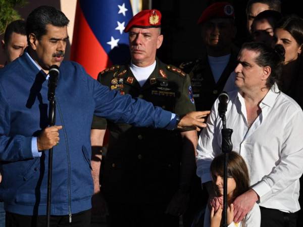 <i>El empresario colombiano Alex Saab (C) habla junto al presidente de Venezuela, Nicolás Maduro (L), el presidente de la Asamblea Nacional de Venezuela, Jorge Rodríguez (R), y la esposa de Saab, Camilla Fabri (C-R), en el Palacio Presidencial de Miraflores en Caracas en diciembre. FOTO Federico Parra/AFP</i>