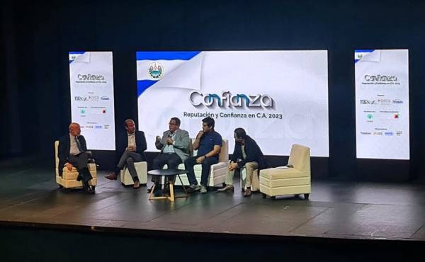 <i>Empresarios salvadoreños en el foro de la Gira de la Confianza en El Salvador. FOTO E&amp;N</i>