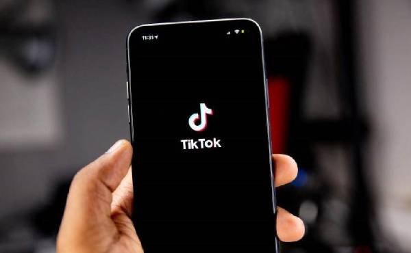 <i>El Gobierno de Florida argumenta que TikTok se anuncia en la tienda de aplicaciones como apropiado para niños de 13 años o más, pero sostiene que es descaradamente falso. Foto de EFE</i>