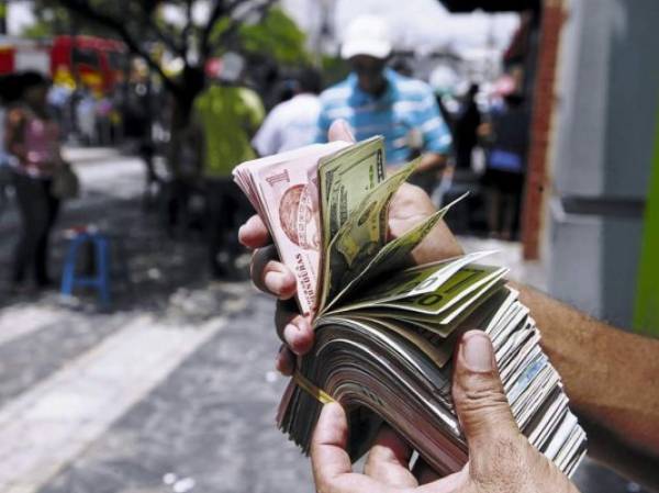 La liberalización de divisas propuesta por el FMI empujaría la cotización hasta el rango entre L25 y L27 en los próximos 12 meses, frente a los 21 lempiras del día de hoy. (Foto: laprensa.hn).