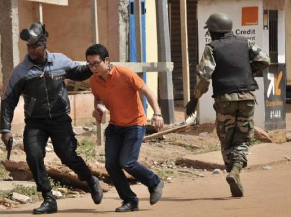 El comando que atacó el hotel ya no tiene rehenes en su poder, afirmó por su parte el ministro maliense de Seguridad Interior, el coronel Salif Traoré. (Foto: AFP).