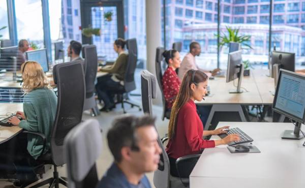 <i>Más allá del monto, los jóvenes asocian la satisfacción salarial con el desarrollo profesional, el reconocimiento y el bienestar integral. Foto de iStock</i>