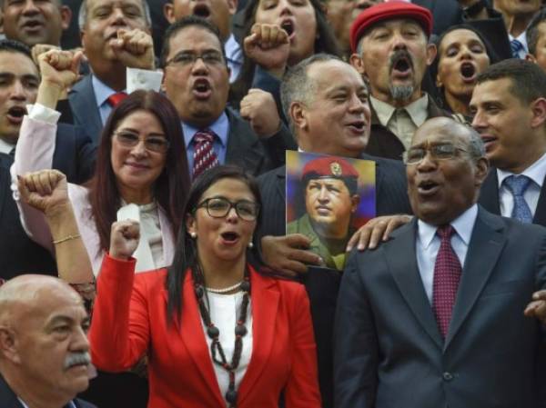 Cilia Flores (esposa de Nicolás Maduro), Delcy Rodriguez, Diosdado Cabello y Aristobulo Isturiz posan junto a una fotografía de Hugo Chávez durante la instalación de la Constituyente el pasado 4 de agosto.