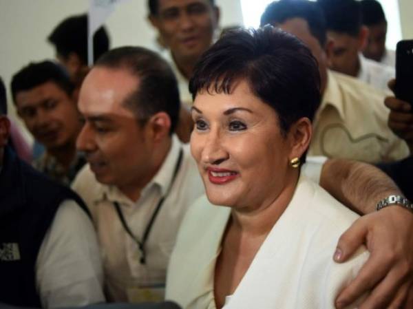 Former Guatemalan Attorney General (2014-2018) Thelma Aldana (R) leaves after after announcing the presidential ticket Aldana-Menkos of the Movimiento Semilla political party, in Guatemala City, on March 10, 2019. - Guatemala will hold general elections next June 16. (Photo by JOHAN ORDONEZ / AFP)