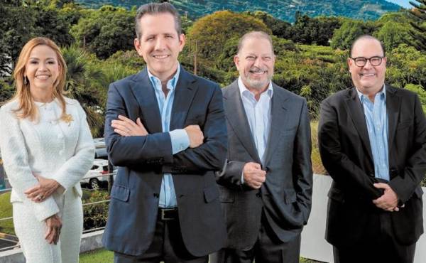 <i><b>Federico Nasser Facussé</b></i><i> (presidente de Grupo Financiero BSC) junto a </i><i><b>Aimeé Sentmat de Grimaldo</b></i><i> (presidenta de BANISTMO), </i><i><b>Eduardo Montenegro</b></i><i> (presidente de SISA Seguros) y</i><i><b> José Eduardo Luna (</b></i><i>director ejecutivo de CUSCATLAN). Foto: E&amp;N.</i>