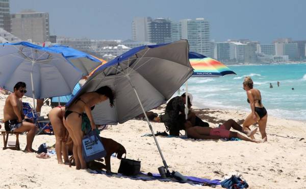 <i>Las llegadas globales aumentaron un 2 % en el primer trimestre de 2026, para luego disminuir un 1 % en el segundo, tras un descenso del 3 % en abril. Foto de EFE</i>