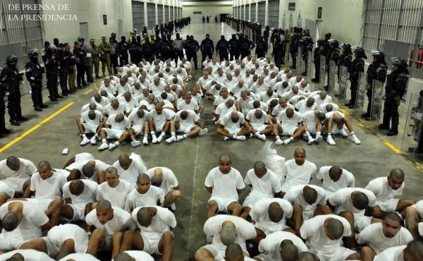 <i>El reportaje documenta el hacinamiento y las brutales condiciones que sufren los prisioneros: literas de cuatro pisos sin sábanas ni colchones, la luz siempre encendida, temperaturas extremas y ni siquiera acceso a agua limpia. Foto de cortesía</i>