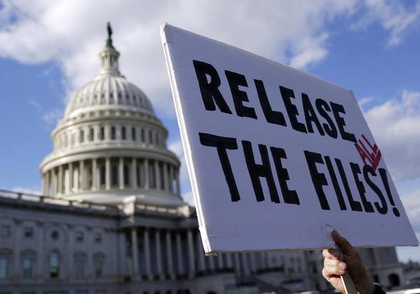 <i>Fotografía de archivo fechada el 12 de noviembre de 2025 que muestra a una persona sosteniendo un cartel frente al Capitolio pidiendo que se publiquen los archivos Epstein en Washington (EE.UU.). EFE/ Will Oliver ARCHIVO</i>