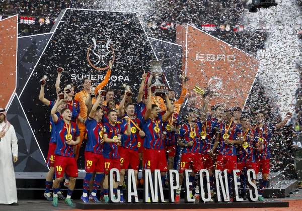 <i>Jugadores del FC Barcelona levantan el trofeo de campeón este domingo, tras la final de la Supercopa de España entre el FC Barcelona y el Real Madrid en el estadio Ciudad Deportiva del Rey Abdalá de Yeda (Arabia Saudí). EFE/ Kai Försterling</i>