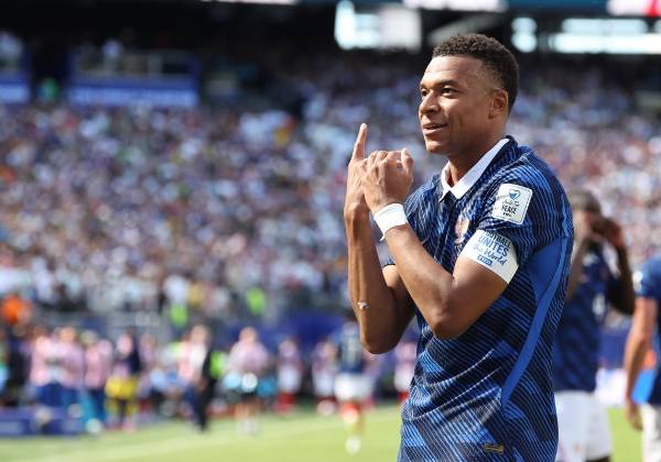 <i>Un doblete más con Francia este martes y Kylian Mbappe se ha convertido en el estadio MetLife de Nueva Jersey en el máximo anotador de su selección, y de paso empató al alemán Gerd Müller con 14 goles en copas del mundo. EFE/ Ángel Colmenares</i>