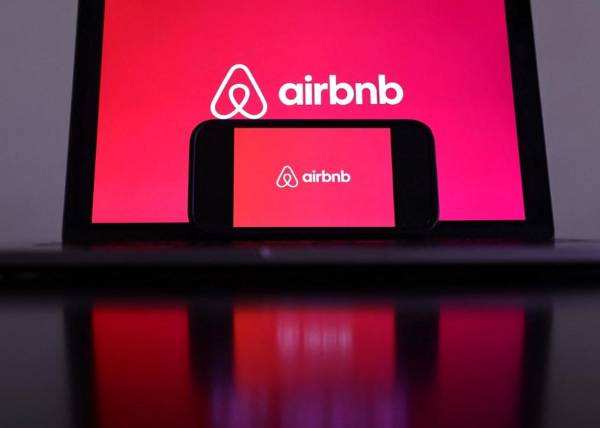 <i>En esta ilustración fotográfica, el logotipo de Airbnb se muestra en un monitor de computadora y un teléfono celular el 13 de febrero de 2024 en Los Ángeles, California. FOTO MARIO TAMA / GETTY IMAGES NORTEAMÉRICA / Getty Images vía AFP</i>