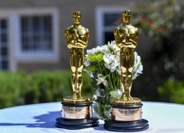 <i>Vista de los premios Oscar ganados por la directora y guionista francesa Justine Triet y Arthur Harari al mejor guión original por Anatomía de una caída durante el brunch para los nominados y ganadores de los premios Oscar franceses organizado por el consulado francés en la Maison de France en Beverly Hills, California. , el 11 de marzo de 2024.FOTO VALÉRIE MACON / AFP</i>