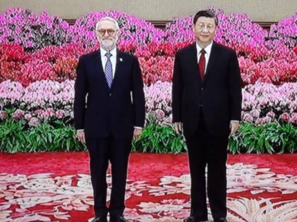 <i>Salvador Moncada y el presidente Xi Jiping durante la presentación de credenciales en China. FOTO CANCILLERÍA HONDURAS</i>